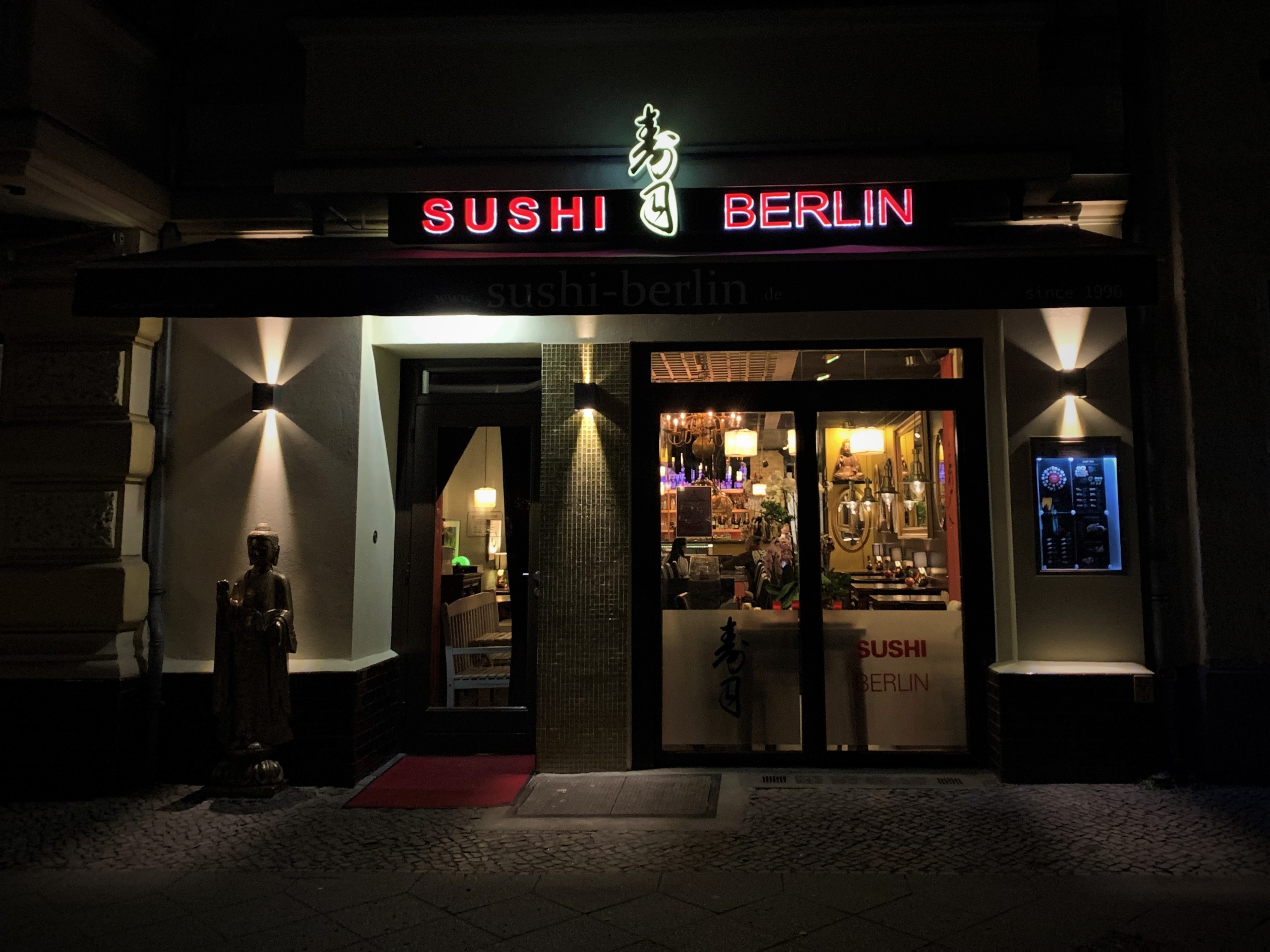 Cubic lamps and Sushi Berlin's japanese decoration on the Sushi Bar